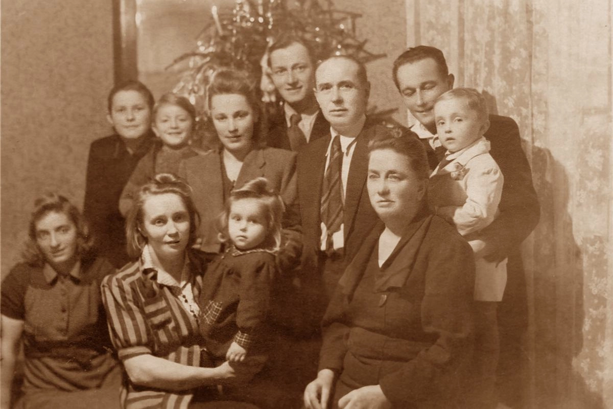 Large family portrait from the 1940s