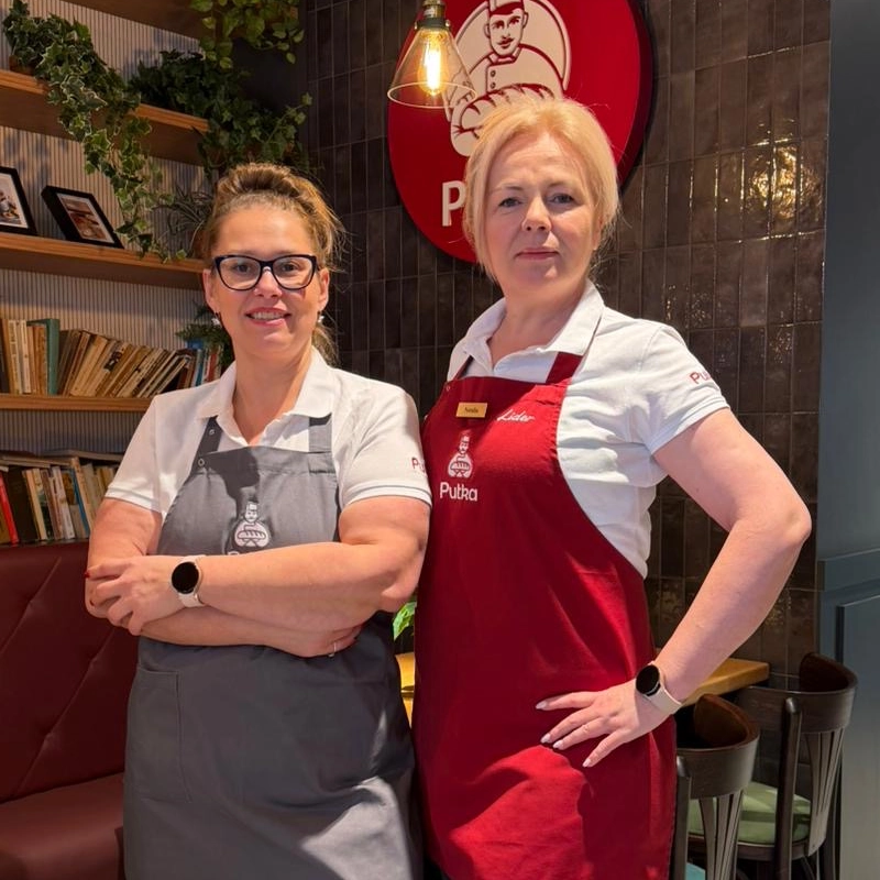 Uśmiechnięta pracownica Putki