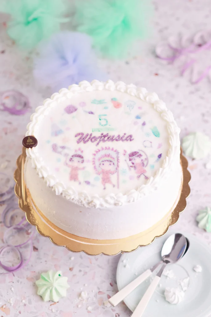 Tort Bezmleczny na bazie mleczka kokosowego ze świeżymi malinami