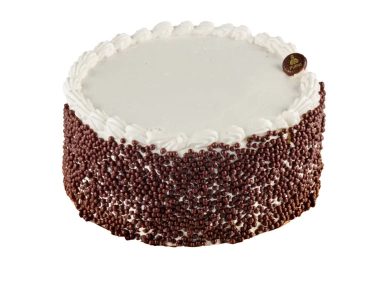 Tort Bezmleczny ozdobiony czekoladowymi kulkami