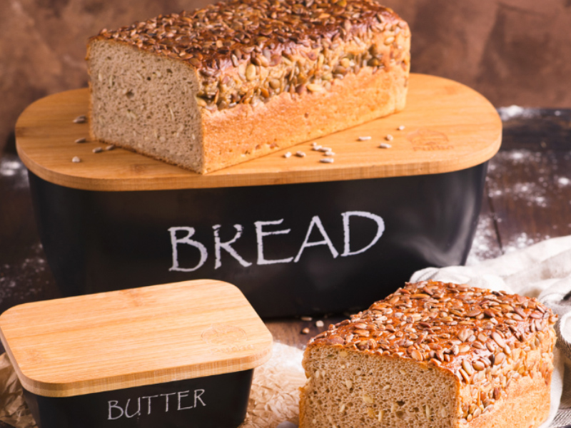 Jak przechowywać chleb i bułki, by długo zachowały świeżość?