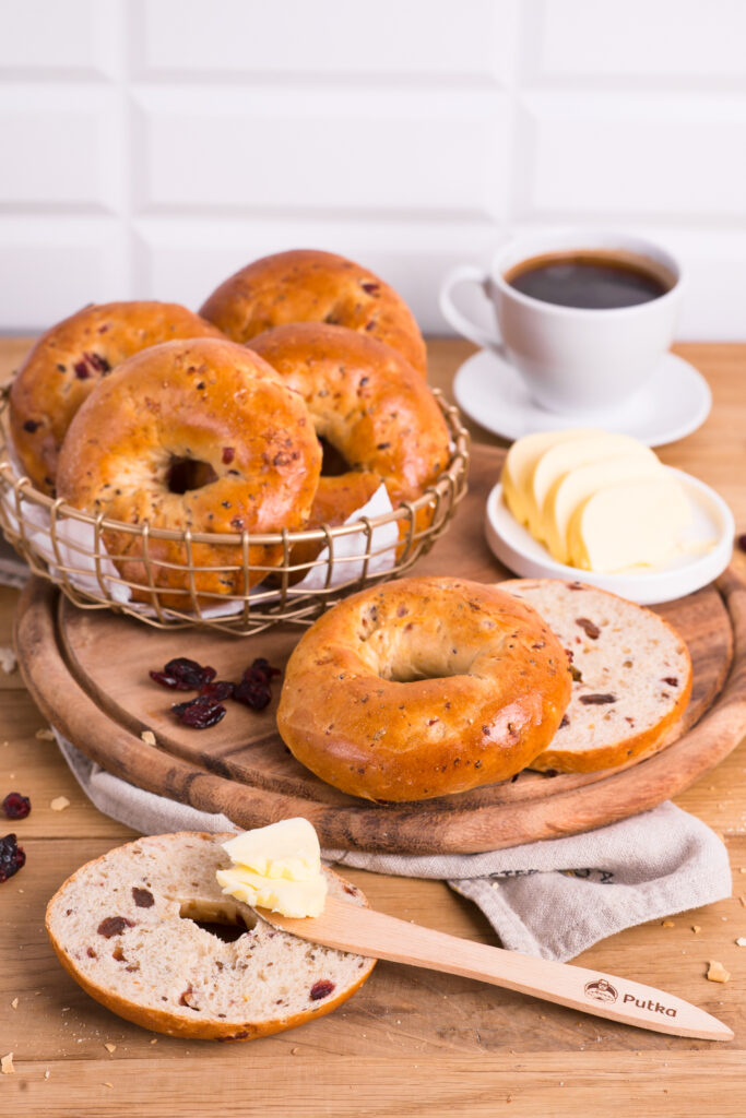 Przepis na domowe bajgle i propozycje ich podania