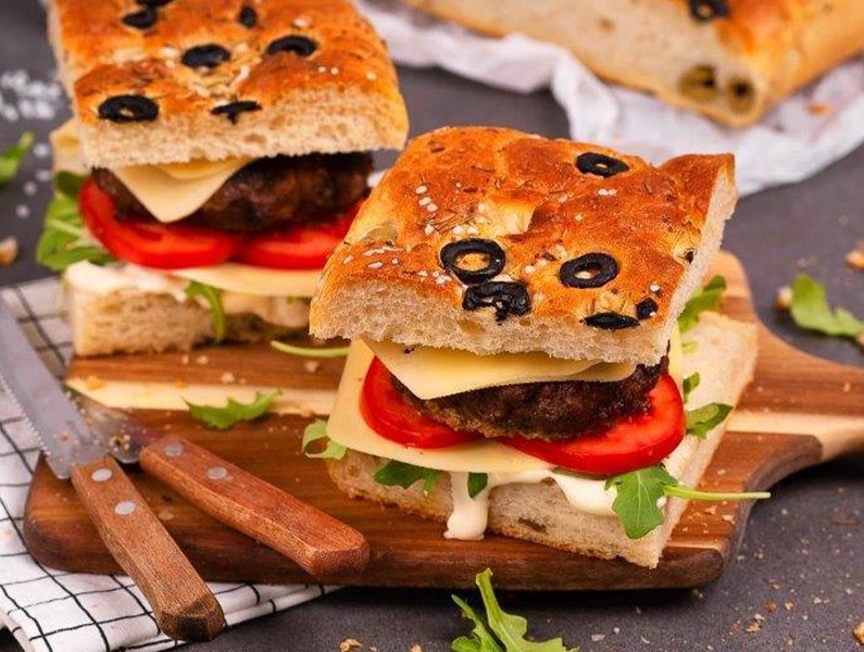 Focaccia – jak ją zrobić i z czym podawać?