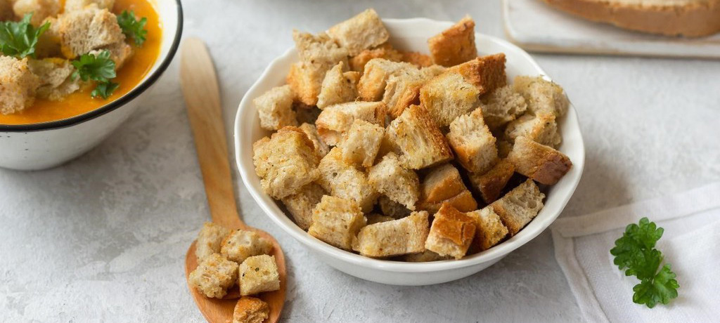 Przepis na grzanki do zupy lub do sałatki. Jak przygotować grzanki z chałki?