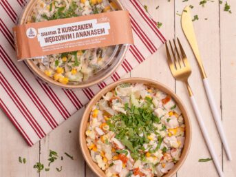 Sałatka z Wędzonym Kurczakiem i Ananasem 300 g