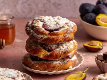 Drożdżówka ze Śliwką i Kruszonką 150 g