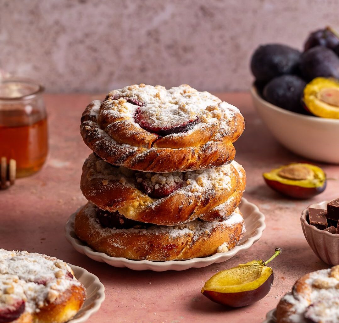 Drożdżówka ze Śliwką i Kruszonką 150 g