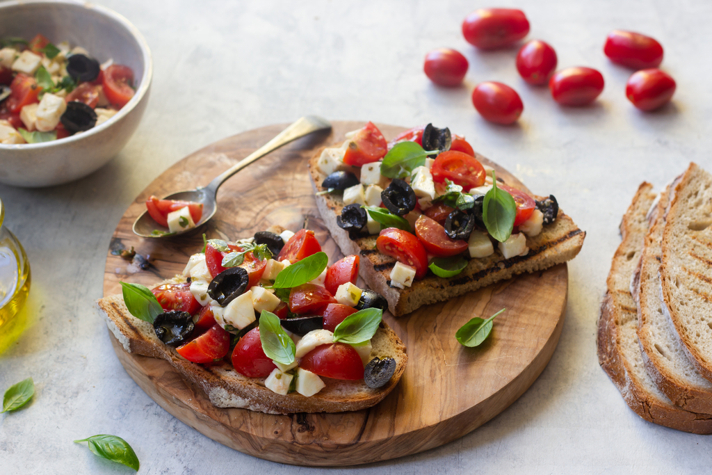 Bruschetta caprese – z mozzarellą, pomidorami i bazylią