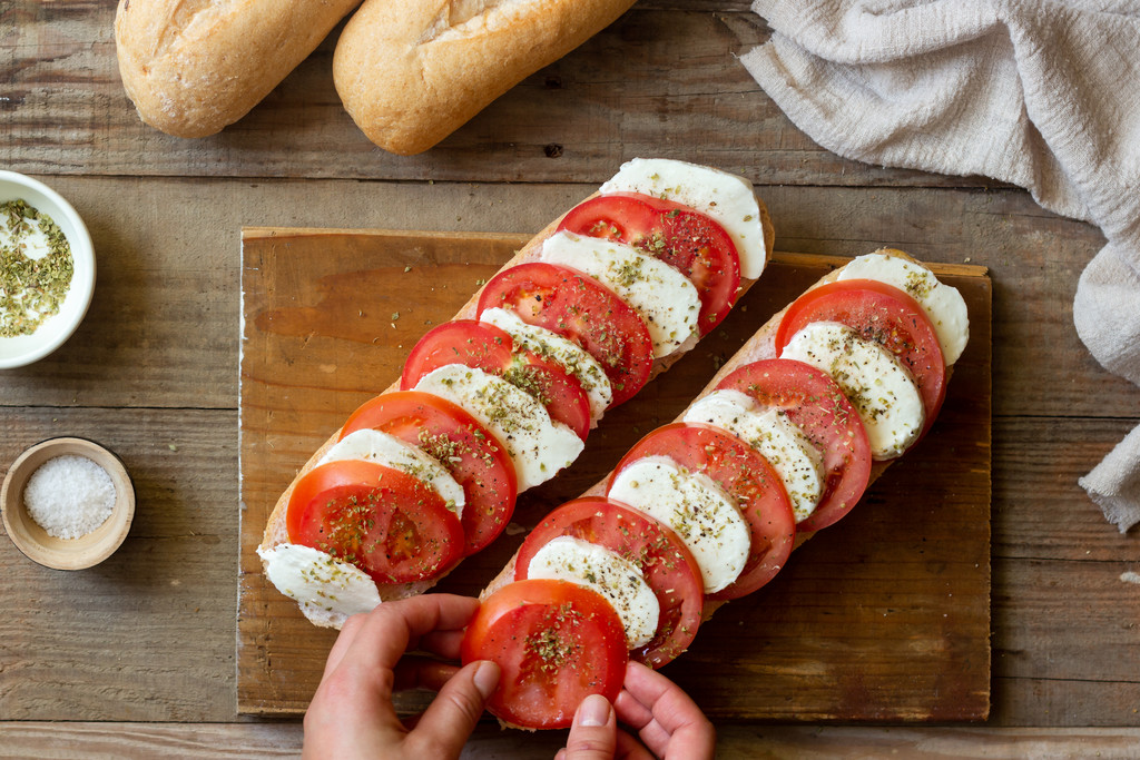 Zapiekanka a la caprese