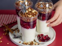 Jogurt z Wiśniami i Czekoladową Granolą  280 g